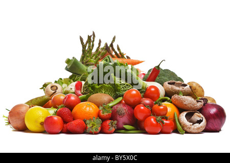 Photo d'un groupe important de fruits et légumes frais isolé sur un fond blanc. Banque D'Images