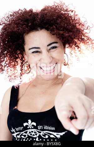 Photographie verticale d'une femme brésilienne avec les doigts pointant à l'appareil photo Banque D'Images