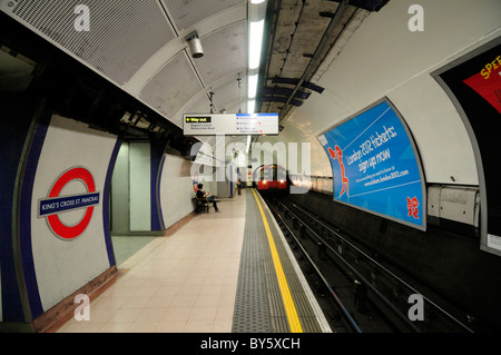 King's Cross St Pancras Station de métro Piccadilly Line plate-forme, Londres, Angleterre, Royaume-Uni Banque D'Images