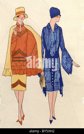 Années 1920, la mode féminine de l'AGB : après-midi robe et cape en crêpe de chine, de la moutarde et de l'après-midi en robe mousseline imprimée en bleu. Banque D'Images