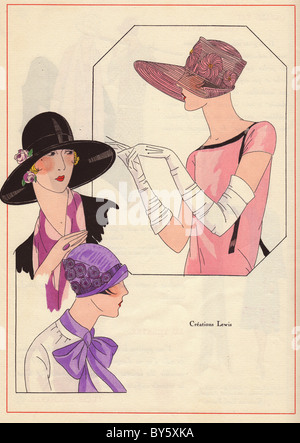 Années 1920 Les chapeaux de femmes d'AGB : Dusty pink hat avec bords diaphanes, noir chapeau à large avec des roses rose, violet et cloche. Banque D'Images