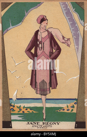 Années 1920, la mode féminine de l'AGB : femme en robe lilas pâle sous un manteau de pourpre, avec bonnet et écharpe dans les mêmes couleurs. Banque D'Images