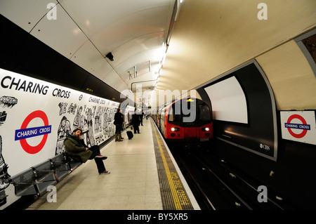 La station de métro Charing cross plate-forme en ligne du Nord, Londres, Angleterre, Royaume-Uni Banque D'Images