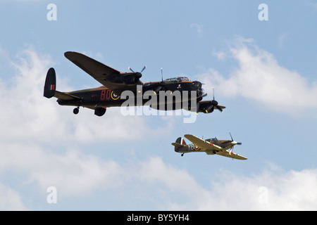 L'Avro Lancaster et Hawker Hurricane de la Battle of Britain Memorial Flight en formation serrée Banque D'Images
