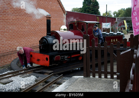 Petite locomotive à vapeur sur une platine à Bressingham Steam Museum à Norfolk, Angleterre. Banque D'Images