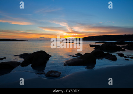 Coucher de soleil sur Dog's Bay, près de Roundstone, Connemara, comté de Galway, Irlande Banque D'Images