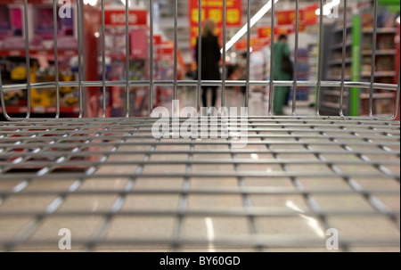 Point de vue d'un panier vide dans une allée d'un supermarché au Royaume-Uni Banque D'Images