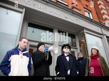 Protestation des USA en dehors de Osborne & Little, Londres : le Chancelier George Osborne's family's business : Le professeur Chris Knight dans le centre Banque D'Images