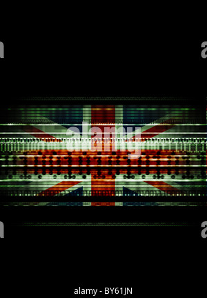 Union Jack britannique mélangé avec le flux de données représentant l'utilisation des données, la cybercriminalité, la sécurité nationale Banque D'Images