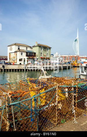 Vieux Portsmouth Hampshire Angleterre port de pêche de la cambrure montrant la tour Spinnaker au-delà de la taverne du pont Banque D'Images