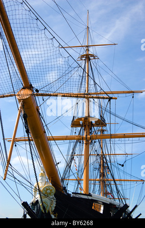 Historique du port de Portsmouth Hampshire Angleterre Arsenal mâts et gréements du HMS Warrior premier navire à coque en fer Banque D'Images