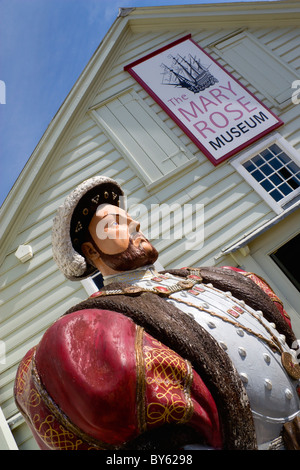 Angleterre Hampshire Portsmouth Naval Dockyard Historique statue de Roi Henry VIII Tudor en dehors de Mary Rose Museum de son navire amiral. Banque D'Images