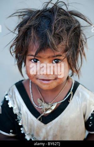 Jeunes pauvres caste inférieure Indian street baby girl smiling. L'Andhra Pradesh, Inde. Selective focus Banque D'Images