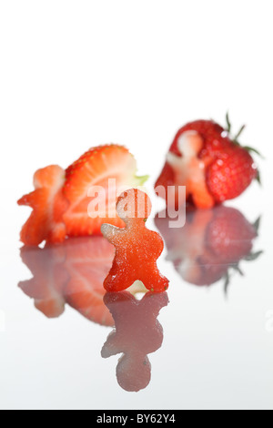 La sculpture de personnes étrangères aux fraises Banque D'Images