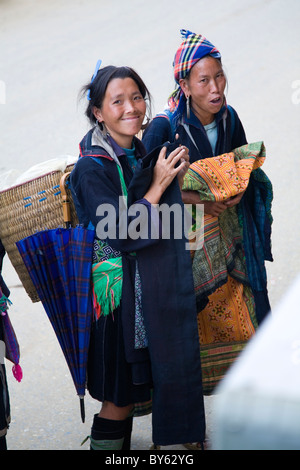 Les femmes ethniques hmong noir. Sapa, province de Lao Cai, Vietnam. Banque D'Images