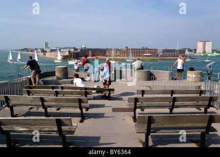 Angleterre Hampshire Portsmouth Les touristes en haut de la tour ronde avec Yachts entrant et sortant de l'entrée du port Banque D'Images