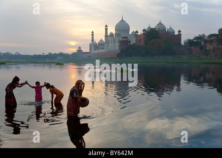 Taj Mahal et la collecte de l'eau sur les rives de la rivière Yamuna, Agra, Inde Banque D'Images