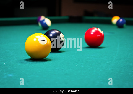 Boules sur table de billard, perspective basse Banque D'Images