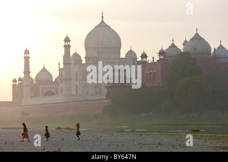 Taj Mahal sur les rives de la rivière Yamuna, Agra, Inde Banque D'Images