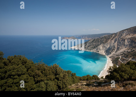 Plage de Myrtos Céphalonie - célèbre plage de sable blanc avec la mer bleue Banque D'Images