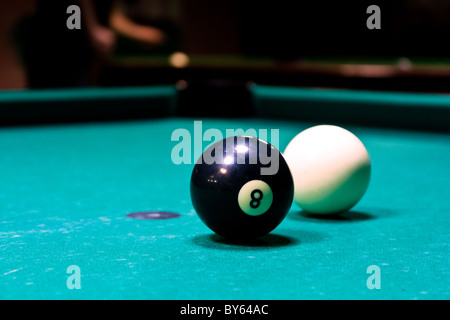 Le noir et blanc boules sur table de billard Banque D'Images