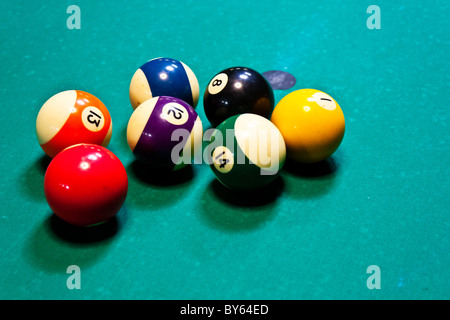 Grappe de boules de couleur sur la table de billard Banque D'Images