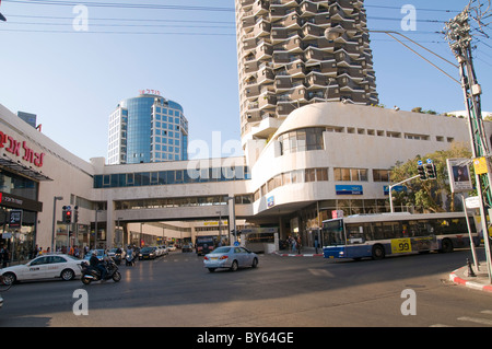 Israël, Tel Aviv le centre commercial Dizengoff center et tour d'habitation Banque D'Images