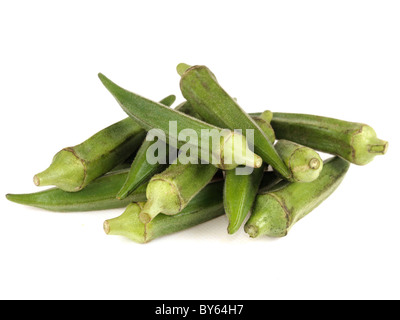 Style méditerranéen frais mûrs crus crus ingrédients de cuisine Okra Okra contre un fond blanc avec aucun peuple et un chemin de détourage Banque D'Images