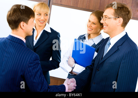 Business people faire un accord à la réunion Banque D'Images