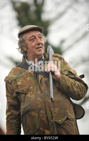 vieux chasseur avec son fusil de chasse Banque D'Images