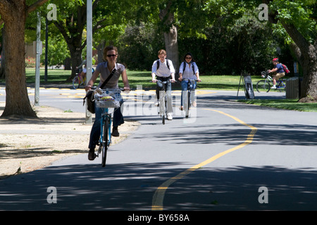 Bike-seulement les chemins d'accès sur le campus de UC Davis, Californie, USA. Banque D'Images