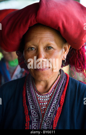 Ethniques Dzao rouge femme dans Ta Phin village. Sapa, province de Lao Cai, Vietnam. Banque D'Images