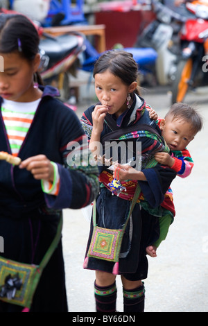 Jeune fille ethnique hmong noir et frère. Banque D'Images