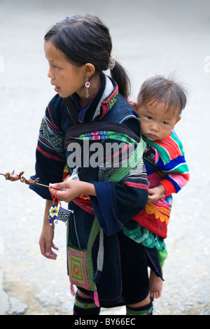 Jeune fille ethnique hmong noir et frère. Banque D'Images