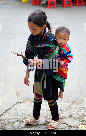 Jeune fille ethnique hmong noir et frère. Banque D'Images