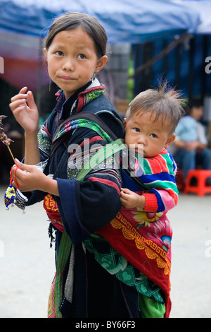 Jeune fille ethnique hmong noir et frère. Banque D'Images