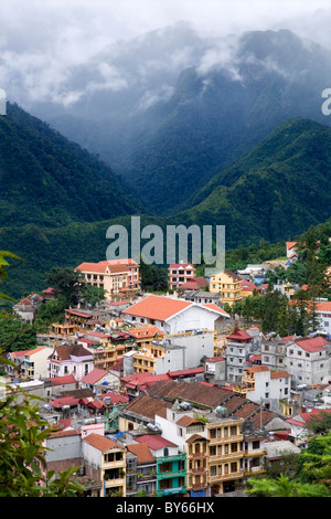 Vue aérienne d'un village à proximité des montagnes. Banque D'Images