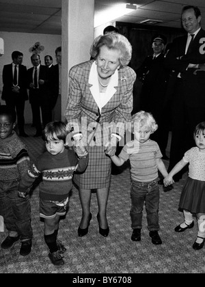Le Premier ministre britannique Margaret Thatcher se tenant la main avec les enfants d'école maternelle à Wolverhampton 1980 Banque D'Images