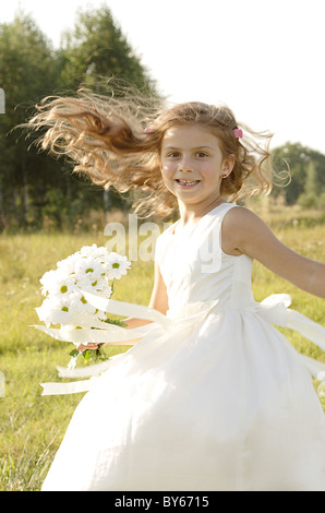 Petite fille aux fleurs Banque D'Images