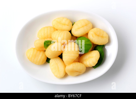 Assiette de boulettes italiennes bouilli et de basilic frais Banque D'Images