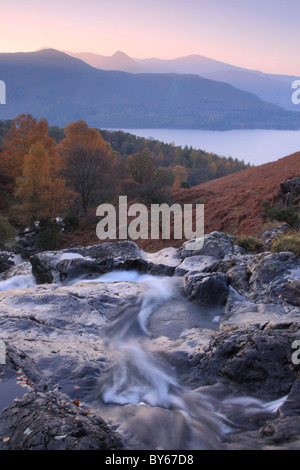 Une vue en fin de soirée de Derwentwater comme Barrow Beck dégringole la colline vers le lac. Banque D'Images