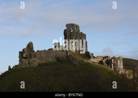 Château de Corfe en janvier avec ciel bleu. Château de colline emblématique détruit par Oliver Cromwell en 1645. Porte de Purbeck dans le Dorset importance historique Banque D'Images