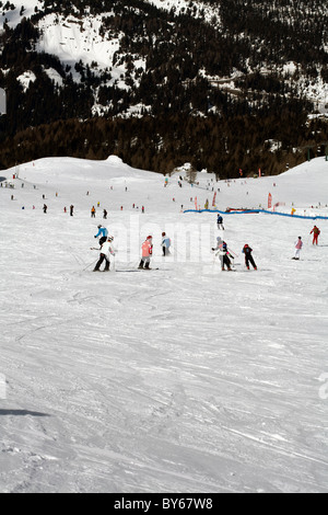 Les enfants qui apprennent à skier à l'école de ski sur les pistes au Passo Pordoi Val di Fassa Dolomites Italie Banque D'Images