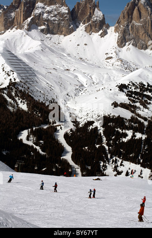 Les enfants qui apprennent à skier à l'école de ski sur les pistes au Passo Pordoi Val di Fassa Dolomites Italie Banque D'Images