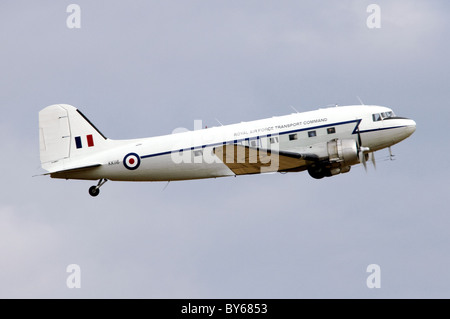 Douglas C-47B Dakota 4 avions ( DC-3d'un Dakota) dans la commande de transport de la RAF au départ marquage Duxford Flying Legends Airshow Banque D'Images