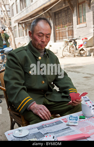 Ancien soldat chinois jeu de cartes à jouer dans la rue dans le Hutong, Chengdu, province du Sichuan, Chine. JMH4410 Banque D'Images