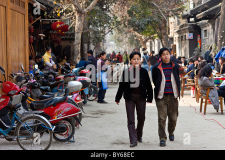 Deux chinois d'âge moyen de personnes flânant dans les Hutong, Chengdu, province du Sichuan, Chine. JMH4411 Banque D'Images