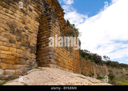 Entrée principale de la forteresse de Kuelap, Chachapoyas, Pérou Banque D'Images