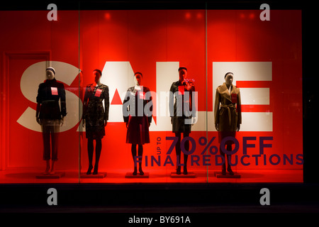 Vente signer et mannequin in London's Regent Street clothing shop window Banque D'Images