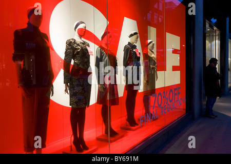 Vente signer et mannequin in London's Regent Street clothing shop window Banque D'Images